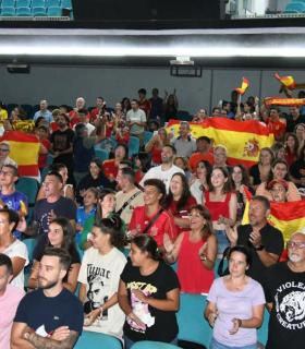 Más de 500 personas celebran el triunfo mundialista de España y Misa Rodríguez en el Teatro Municipal · foto 5