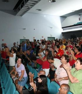 Más de 500 personas celebran el triunfo mundialista de España y Misa Rodríguez en el Teatro Municipal · foto 4