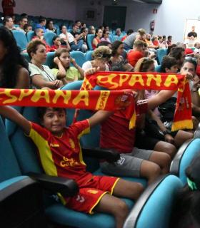 Más de 500 personas celebran el triunfo mundialista de España y Misa Rodríguez en el Teatro Municipal · foto 6