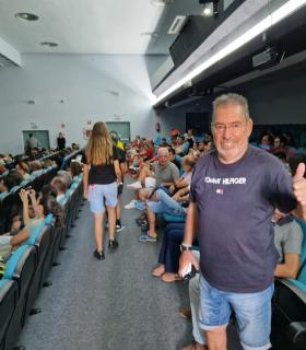 Más de 500 personas celebran el triunfo mundialista de España y Misa Rodríguez en el Teatro Municipal · foto 1