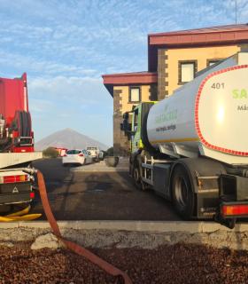Santa Cruz aporta 5 cubas de agua para llenar los depósitos del Observatorio de Izaña · foto 2