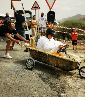 Casillas de Morales celebra la divertida y arriesgada VII Carrera de Tartanas en la pendiente del Cantil · foto 2