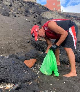 La Concejalía de Playas organiza una limpieza de choque con voluntarios en Palos y San Borondón · foto 3