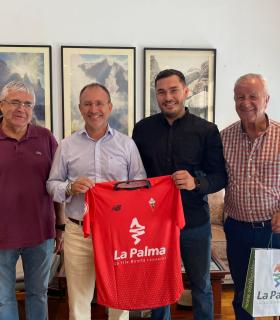 El Cabildo apoya al C.D. Mensajero en su promoción de la isla de La Palma como miembro de la 2ÂªREF · foto 2