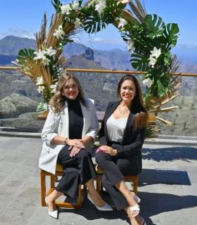 Las hermanas Denimar Bitorage y Esther Bitorage, ganadoras del concurso internacional del primer premio al diseño · foto 1