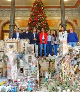 Santa Cruz instala su tradicional belén, de estilo bíblico, en la entrada del Palacio Municipal · foto 2