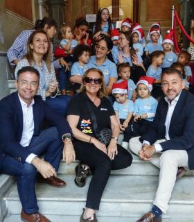 Santa Cruz instala su tradicional belén, de estilo bíblico, en la entrada del Palacio Municipal · foto 1