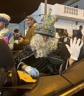 Varios miles de personas arropan a Los Reyes Magos en la tradicional cabalgata por la zona comercial de La Estación · foto 9