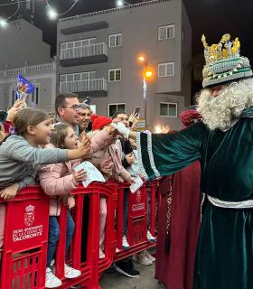 Varios miles de personas arropan a Los Reyes Magos en la tradicional cabalgata por la zona comercial de La Estación · foto 1
