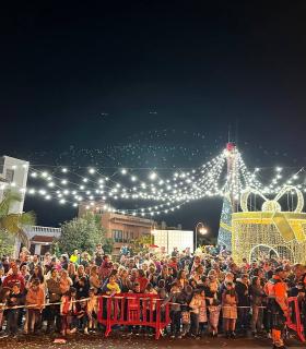 Varios miles de personas arropan a Los Reyes Magos en la tradicional cabalgata por la zona comercial de La Estación · foto 2