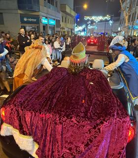 Varios miles de personas arropan a Los Reyes Magos en la tradicional cabalgata por la zona comercial de La Estación · foto 3