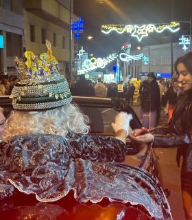Varios miles de personas arropan a Los Reyes Magos en la tradicional cabalgata por la zona comercial de La Estación · foto 4