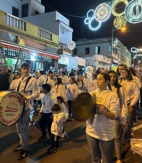 Varios miles de personas arropan a Los Reyes Magos en la tradicional cabalgata por la zona comercial de La Estación · foto 5