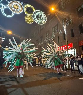 Varios miles de personas arropan a Los Reyes Magos en la tradicional cabalgata por la zona comercial de La Estación · foto 6