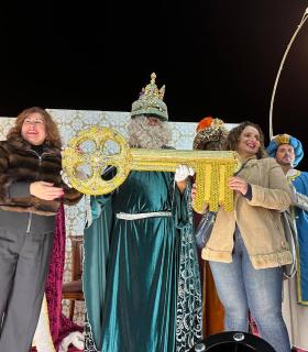 Varios miles de personas arropan a Los Reyes Magos en la tradicional cabalgata por la zona comercial de La Estación · foto 10