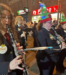 Varios miles de personas arropan a Los Reyes Magos en la tradicional cabalgata por la zona comercial de La Estación · foto 7