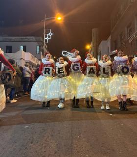 Varios miles de personas arropan a Los Reyes Magos en la tradicional cabalgata por la zona comercial de La Estación · foto 8