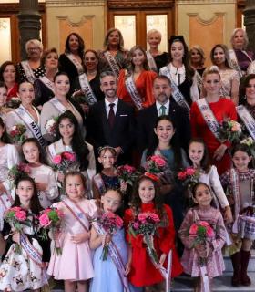El Ayuntamiento acoge la recepción de las candidatas a reinas del Carnaval 2024 · foto 3