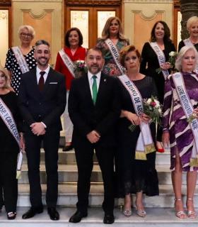 El Ayuntamiento acoge la recepción de las candidatas a reinas del Carnaval 2024 · foto 1