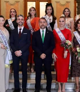 El Ayuntamiento acoge la recepción de las candidatas a reinas del Carnaval 2024 · foto 4