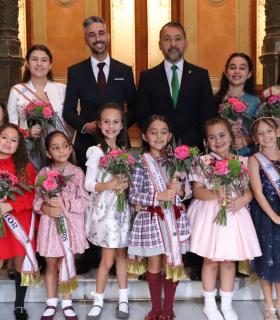 El Ayuntamiento acoge la recepción de las candidatas a reinas del Carnaval 2024 · foto 2