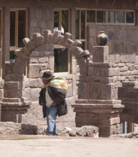 Los telares en Taquile: un viaje por la cultura peruana · foto 1