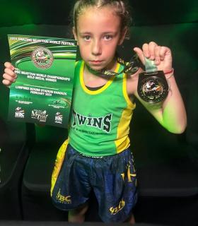 La rosariera Jakelín Díaz gana el Oro en su categoría en el Campeonato del Mundo de Muay Thai celebrado en Tailandia · foto 1