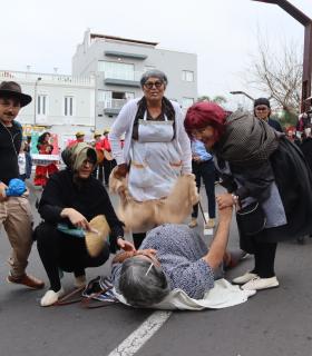 Miles de personas disfrutan del Coso Apoteosis de la Piñata Chica de Tacoronte · foto 10