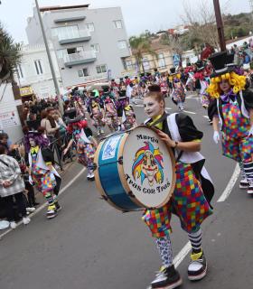 Miles de personas disfrutan del Coso Apoteosis de la Piñata Chica de Tacoronte · foto 1