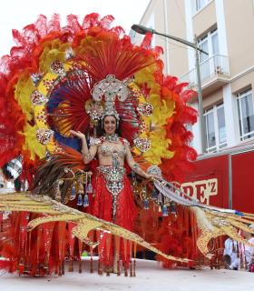 Miles de personas disfrutan del Coso Apoteosis de la Piñata Chica de Tacoronte · foto 3