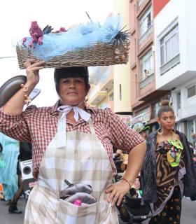 Miles de personas disfrutan del Coso Apoteosis de la Piñata Chica de Tacoronte · foto 5