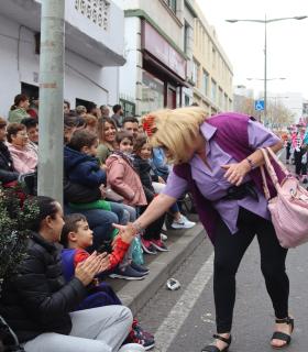 Miles de personas disfrutan del Coso Apoteosis de la Piñata Chica de Tacoronte · foto 6