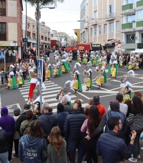 Miles de personas disfrutan del Coso Apoteosis de la Piñata Chica de Tacoronte · foto 9