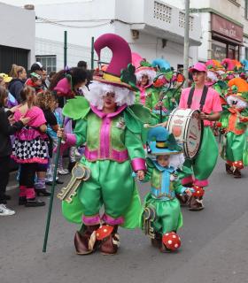 Miles de personas disfrutan del Coso Apoteosis de la Piñata Chica de Tacoronte · foto 13