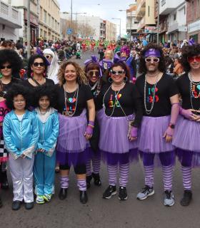 Miles de personas disfrutan del Coso Apoteosis de la Piñata Chica de Tacoronte · foto 14
