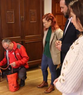 Entrega de 21 dispositivos para la mejora de las labores de rescate y protección de bañistas en la costa de Tacoronte · foto 4