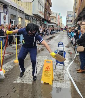 Daniel Eliecer Sosa gana la exitosa carrera de tacones del Carnaval de Telde 2024 · foto 4