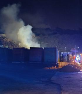 Los bomberos emplean 70.000 litros de agua en el incendio de una nave de palets en Maipez · foto 1