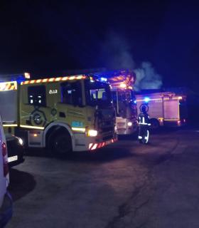 Los bomberos emplean 70.000 litros de agua en el incendio de una nave de palets en Maipez · foto 2