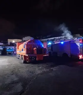 Los bomberos emplean 70.000 litros de agua en el incendio de una nave de palets en Maipez · foto 3