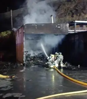 Los bomberos emplean 70.000 litros de agua en el incendio de una nave de palets en Maipez · foto 5