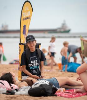 El 63% de los bañistas de Santa Cruz recicla siempre o casi siempre que va a la playa · foto 2