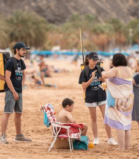 El 63% de los bañistas de Santa Cruz recicla siempre o casi siempre que va a la playa · foto 1