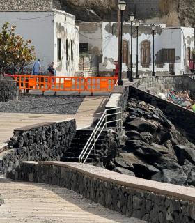 Carlos Alonso visita Arico para conocer las consecuencias del temporal marítimo sufrido esta semana en Canarias · foto 2