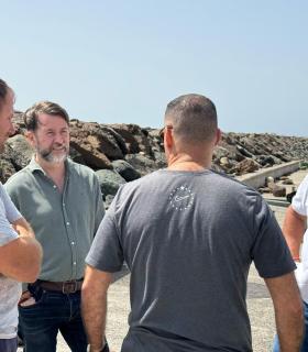Carlos Alonso visita Arico para conocer las consecuencias del temporal marítimo sufrido esta semana en Canarias · foto 3
