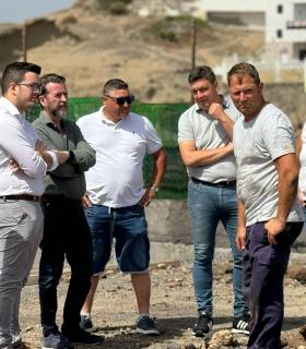 Carlos Alonso visita Arico para conocer las consecuencias del temporal marítimo sufrido esta semana en Canarias · foto 1