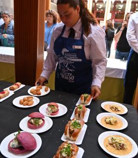 La Fiesta del Queso 2024 cosechó un rotundo éxito en su primera edición celebrada hoy en el casco de Guía · foto 4