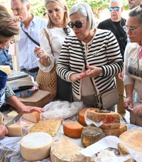 La Fiesta del Queso 2024 cosechó un rotundo éxito en su primera edición celebrada hoy en el casco de Guía · foto 6