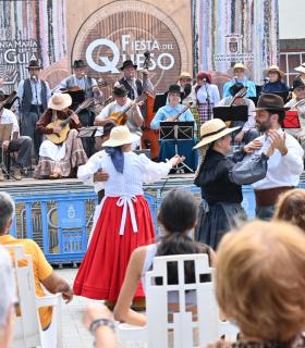 La Fiesta del Queso 2024 cosechó un rotundo éxito en su primera edición celebrada hoy en el casco de Guía · foto 17