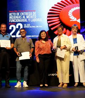 El Ayuntamiento de Candelaria entrega 65 insignias en el Acto de Entrega al Mérito Funcionarial y Laboral · foto 1